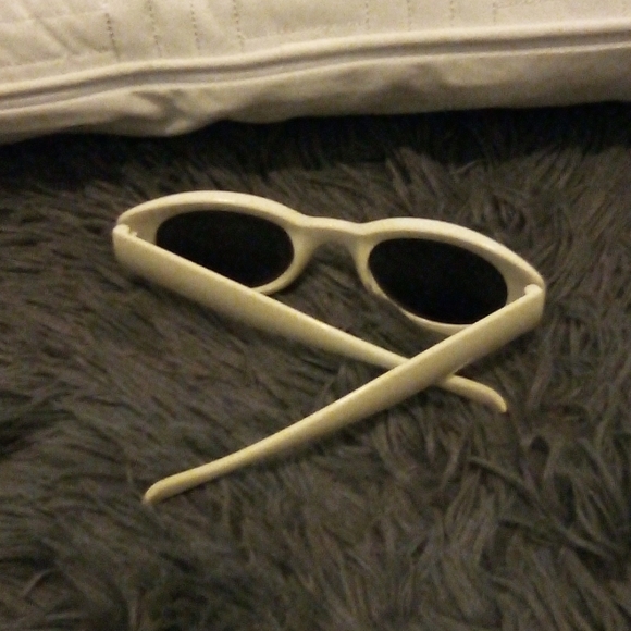 Ladies Peek a boo🌞 Sun Glasses - Picture 5 of 6